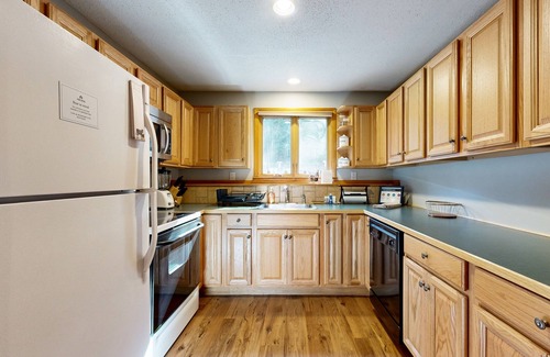 Jackson Condo | Heart of Mount Washington Valley close to ski, hike, shops & Storyland