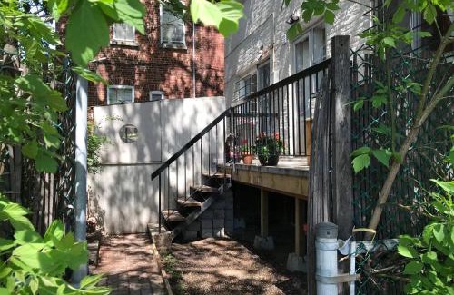 Milton Park House | Heart of MTR for Memerable Experiance 2 backyard 7minMetro Fully Renovated & Equipped