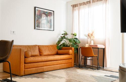 North Hollywood Apartment | Heart of North Hollywood 2 bed Apt FREE parking, hot tub, pool, gym
