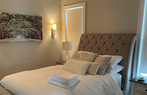Hitch Village - Fred Wessels Homes House | Heart of Savannah- Stay in the Desired Historic District- Walking Distance