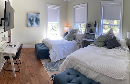 Hitch Village - Fred Wessels Homes House | Heart of Savannah- Stay in the Desired Historic District- Walking Distance
