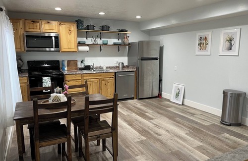 Lehi Apartment | Heart of Silicon Slopes! Ski, Hike, Explore! Cozy 2-bedroom apartment with WiFi
