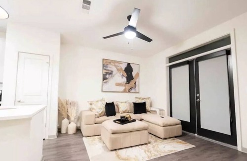 Summerhill Apartment | Heart of The City Home Away From Home+5Star Amenities