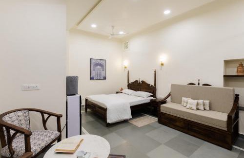 Pink City Bed & Breakfast | Heart of the City Homestay by Rashmi