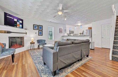 Northeast Virginia Beach House | Heart of Virginia Beach's Vibe district! Relax at The Wave Break Hideaway!