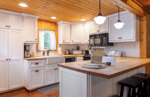 King County Cottage | Hearthstone Cottage: hot tub deep in the woods w/sounds of the creek