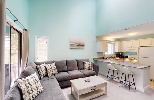 Surfside Beach Condo | Heartwarming condo w/pool, balcony, TV, & W/D-snowbird-friendly
