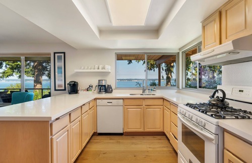 Bells Beach House | Heated Deck! Whale Watching! Stunning Views 3 bed Dog Friendly Home w/Hot Tub ADA