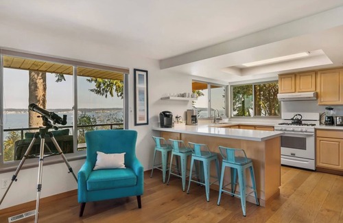 Bells Beach House | Heated Deck! Whale Watching! Stunning Views 3 bed Dog Friendly Home w/Hot Tub ADA