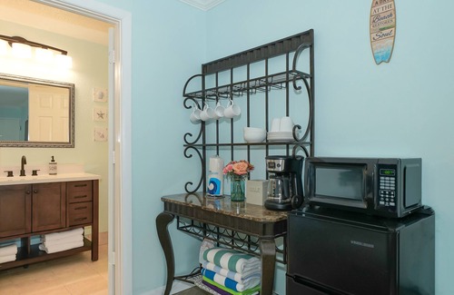 Trailer Estates Condo | Heated Pool, 70" TV, Waterfront Tiki Bar & Grill, On Marina