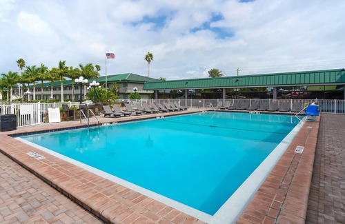Trailer Estates Condo | Heated Pool, 70" TV, Waterfront Tiki Bar & Grill, On Marina