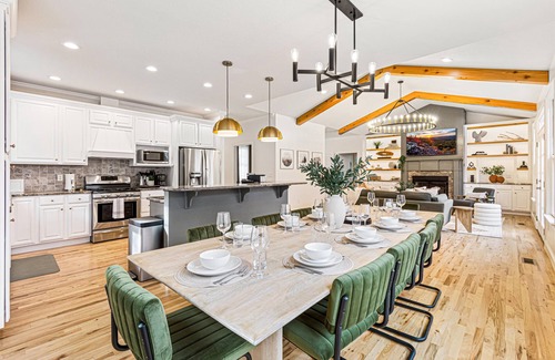 Hendersonville House | Heated Pool! 85" TV, Arcade, Firepit, Fast WiFi