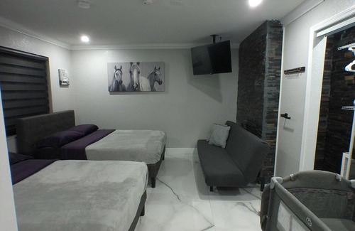 Kendale Lakes Bed & Breakfast | Heated Pool & Full House -Privated