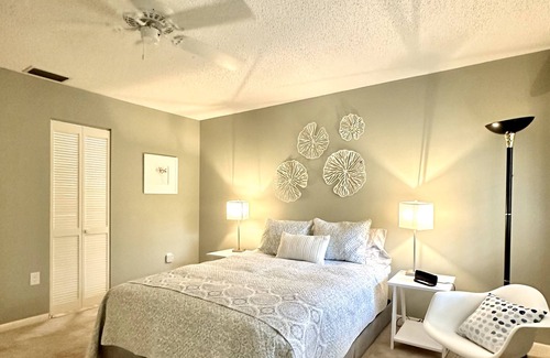 Vamo Apartment | HEATED POOL/GYM/TENNIS/PICKLEBALL/CLUB HOUSE-NEAR BEACH/MARINA/KAYAK/GOLF/SHOP!