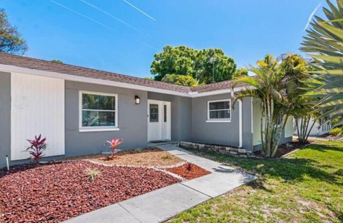 Bayhaven House | Heated Pool House Only 5 Minutes to Gulf Beaches!