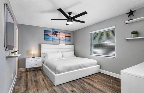 Bayhaven House | Heated Pool House Only 5 Minutes to Gulf Beaches!