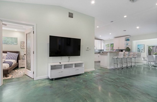 Park East House | Heated Pool I Soundproof Home I Firepit I 630Mbps
