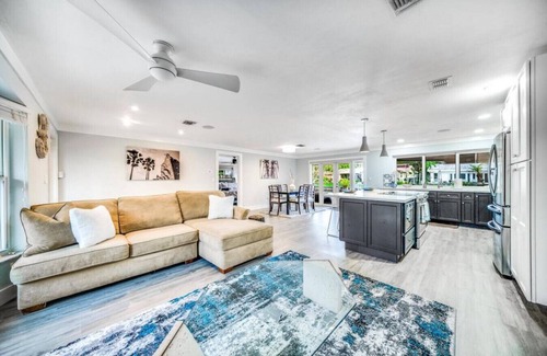 Coral Ridge Isles House | HEATED POOL! KAYAK+WATERFRONT+MOVIE ROOM & NEAR BEACH!