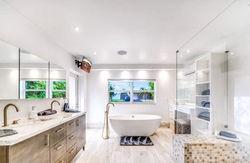Coral Ridge Isles House | HEATED POOL! KAYAK+WATERFRONT+MOVIE ROOM & NEAR BEACH!