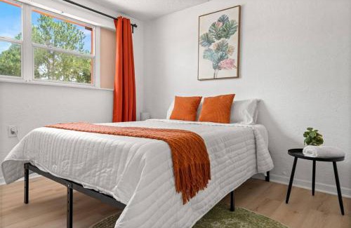 Clearwater House | Heated Pool-King Bed-Pets OK