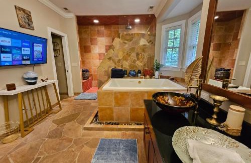 Winston - Salem House | Heated Pool l Indoor Jacuzzi Tubs I Arcade l Outdoor Hot Tub