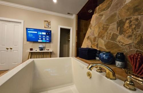 Winston - Salem House | Heated Pool l Indoor Jacuzzi Tubs I Arcade l Outdoor Hot Tub