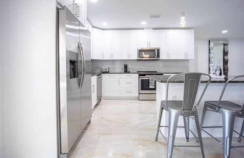 Bermuda Riviera House | Heated pool, minutes from the beach!