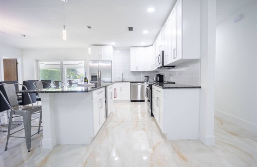 Bermuda Riviera House | Heated pool, minutes from the beach!