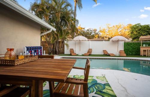 Del Prado House | Heated Pool Mini Golf Game Room Fire Pit