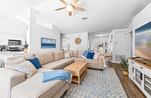 Navarre House | Heated Pool | Minutes to Navarre Beach | 2 Kings