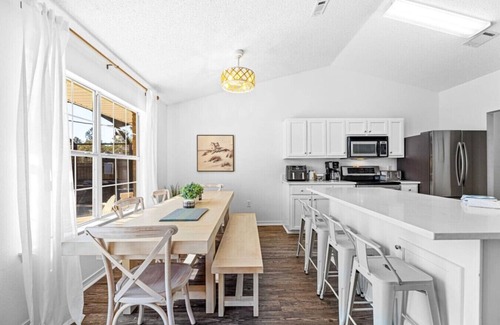 Navarre House | Heated Pool | Minutes to Navarre Beach | 2 Kings