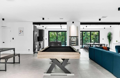 North Miami Beach House | Heated Pool Modern 5 Bedrooms House 10 minutes to the Ocean