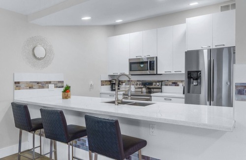 Coral Ridge Apartment | Heated Pool + Outdoor Patio + 3MI to Beach!