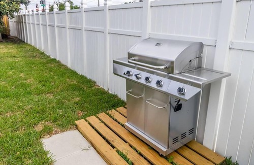 Coral Ridge Isles House | Heated Pool Parking BBQ. 2 Miles From The Beach!