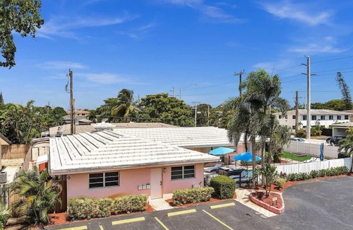 Coral Ridge Isles House | Heated Pool Parking BBQ. 2 Miles From The Beach!