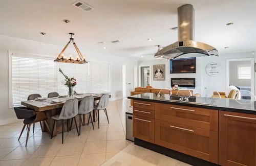 Coral Ridge Isles House | Heated Pool+Tiki+Canal! 10 Mins to beach, Sleeps 10