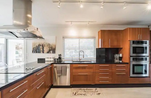 Coral Ridge Isles House | Heated Pool+Tiki+Canal! 10 Mins to beach, Sleeps 10