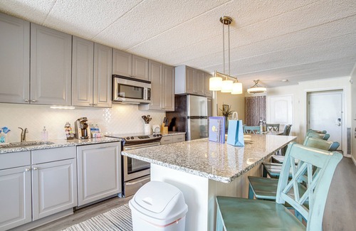 Midtown Ocean City Condo | Heated Pool + Views: Beachfront Ocean City Gem
