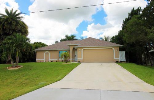 Mariner House | Heated saltwater pool, newly furnished, close to shopping and more - Villa Tropical Paradise