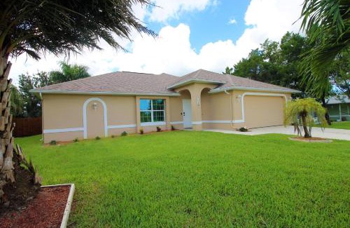 Mariner House | Heated saltwater pool, newly furnished, close to shopping and more - Villa Tropical Paradise