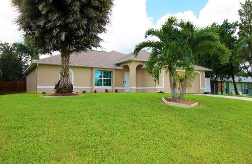 Mariner House | Heated saltwater pool, newly furnished, close to shopping and more - Villa Tropical Paradise