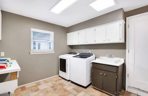 Medical Center District House | Heated Swimming pool & Hot tub 7 bed central home