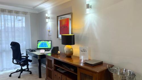 Marsfield House | Heated toilet seat - Air Conditioning- Hot Tub Spa - Dryer - Electrical BBQ Grill - Pool - Arcade Games at Golden Swan Holiday House