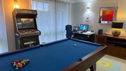 Marsfield House | Heated toilet seat - Air Conditioning- Hot Tub Spa - Dryer - Electrical BBQ Grill - Pool - Arcade Games at Golden Swan Holiday House