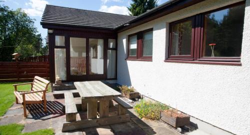 Boat of Garten House | Heath Cottage, Tranquil Cottage by the Woods
