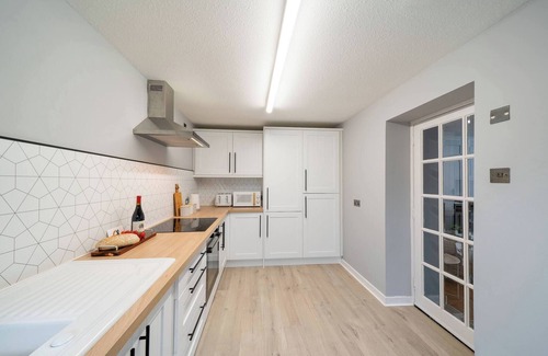 Perth Cottage | Heatherwood Cottage - Cosy Space for Two
