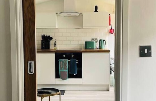 London Borough of Hounslow House | Heathrow Airport| Free Parking| Patio|Unique House