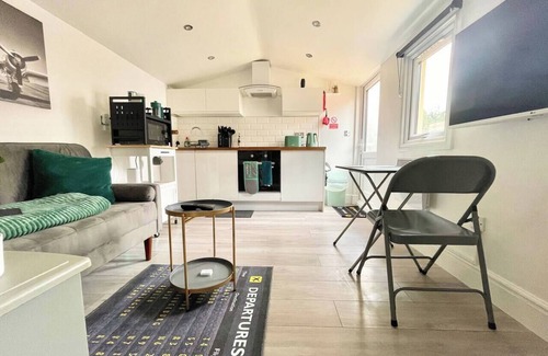 London Borough of Hounslow House | Heathrow Airport| Free Parking| Patio|Unique House