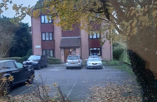 London Borough of Ealing Apartment | Heathrow Palace