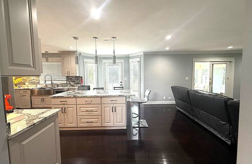 Bartlett House | Heaven: 4BR/3.5 BT - Large Spacious Home w/Beautiful Sunroom
